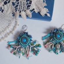 BO La Petite Sirène bordado con cuentas de piedras preciosas (cabujones de Turquesa y chips de Piedra Lunar), cristales de Swarovski, cuentas nacaradas, cuentas de semillas y ganchos de plata 925.